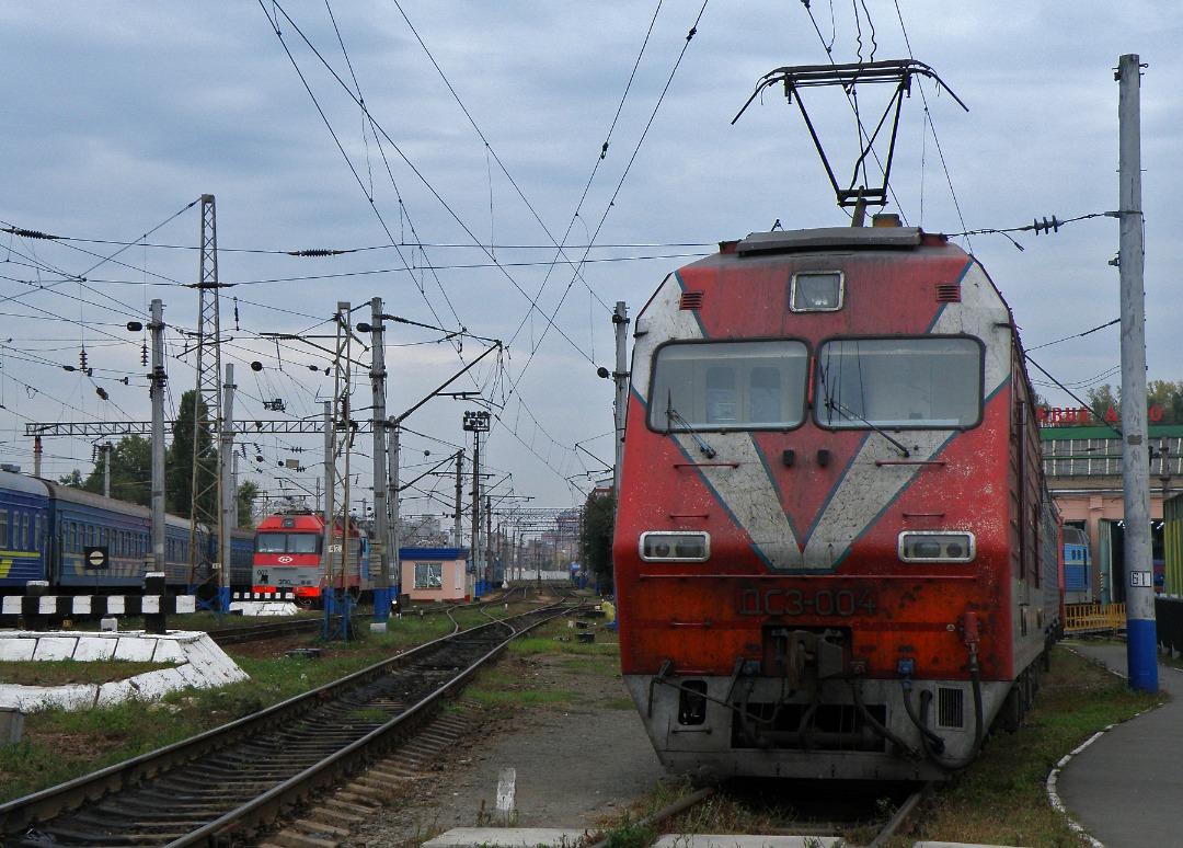 Yurko Slyusar on Train Siding: Electric locomotive DS3-004 at the Kyiv-Pasazhyrsky depot. It worth nothing that at the background can see Russian dual voltage
electric...