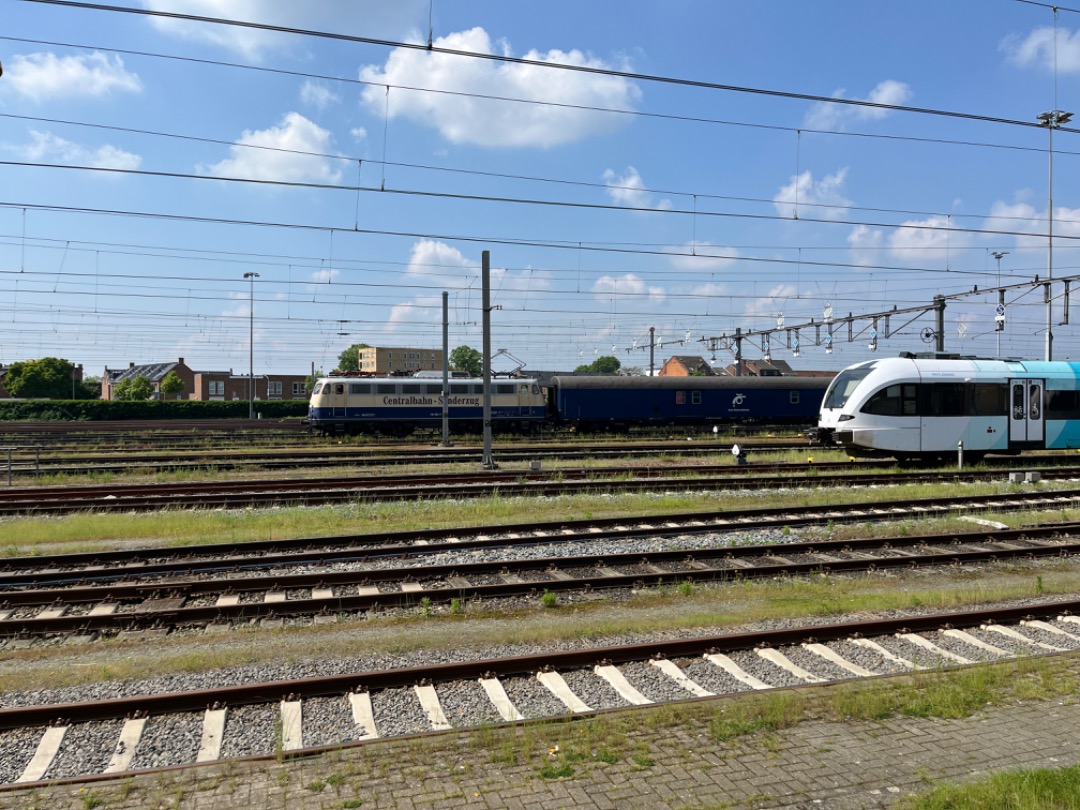 Joran on Train Siding: De Rhein - Main Expres genomen in Venlo. Die stopte daar buiten het station en ik heb geen idee waarom. De stoomlocomotief werd daar...