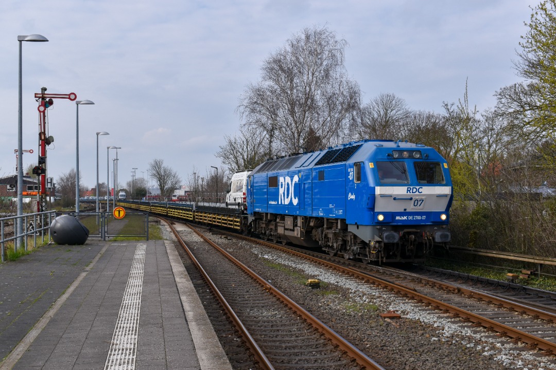 NL Rail on Train Siding: Tijdens een overstap in Niebüll had ik zoiets ik ga even kijken welke loc er ging aankomen met een Autotrein uit Westerland. Het
bleek de DE...