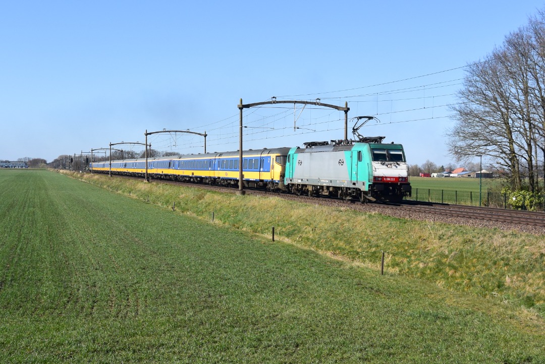 NL Rail on Train Siding: NS 186 222 komt een stam ICRmh rijtuigen langs Hulten gereden als IC trein naar Eindhoven Centraal.