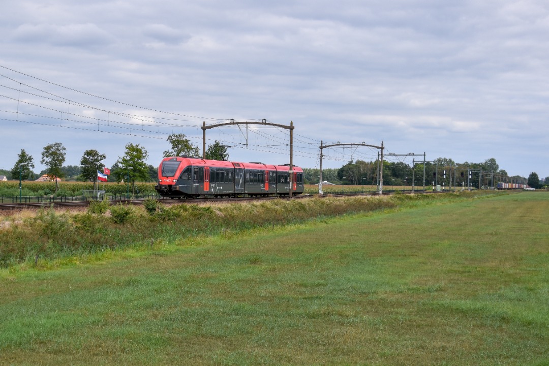 NL Rail on Train Siding: Qbuzz GTW 6354 (met R-Net kleurstelling) komt Lm langs Hulten onderweg vanuit de werkplaats in Blerick naar Dordrecht.