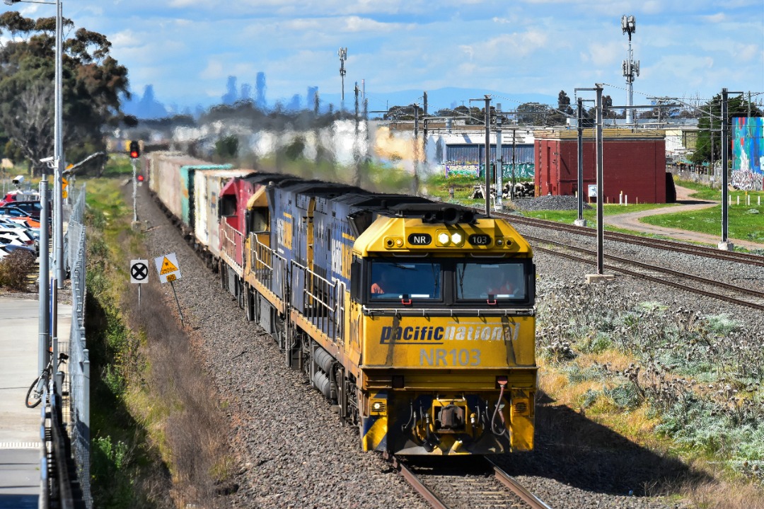 Shawn Stutsel on Train Siding: Pacific National's NR103, NR83 and NR109 (Ghan Liverly) powers through Williams Landing, Melbourne with 6MP4, Intermodal
Service bound...