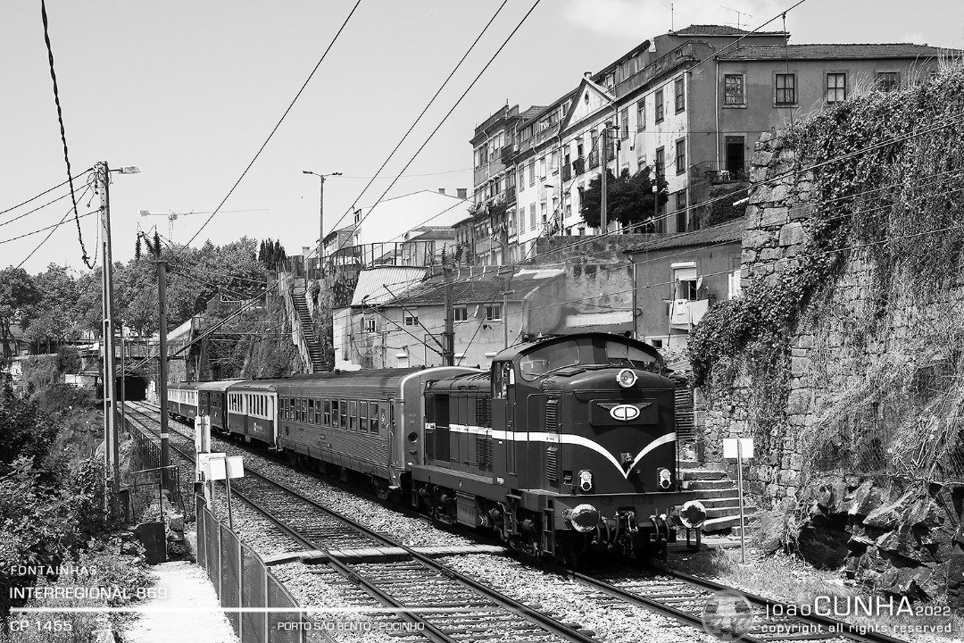 João Cunha on Train Siding: Just like in the 60s! Recently repainted 1455 in CP 1400's original livery leaves Porto's central station of
São Bento, heading towards...
