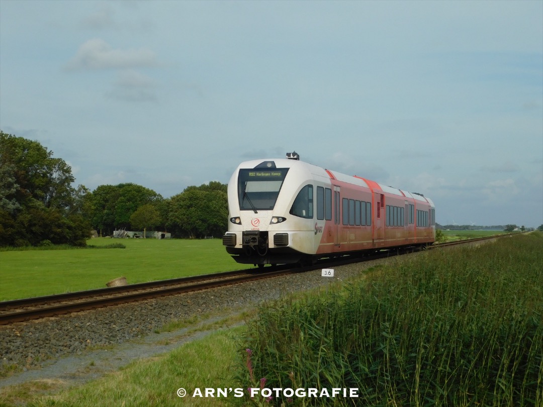Arn Hagen on Train Siding: Arrivatrein 322 is onderweg als Stoptrein 37253 van Leeuwarden naar Harlingen Haven, gespot nabij Harlingen.