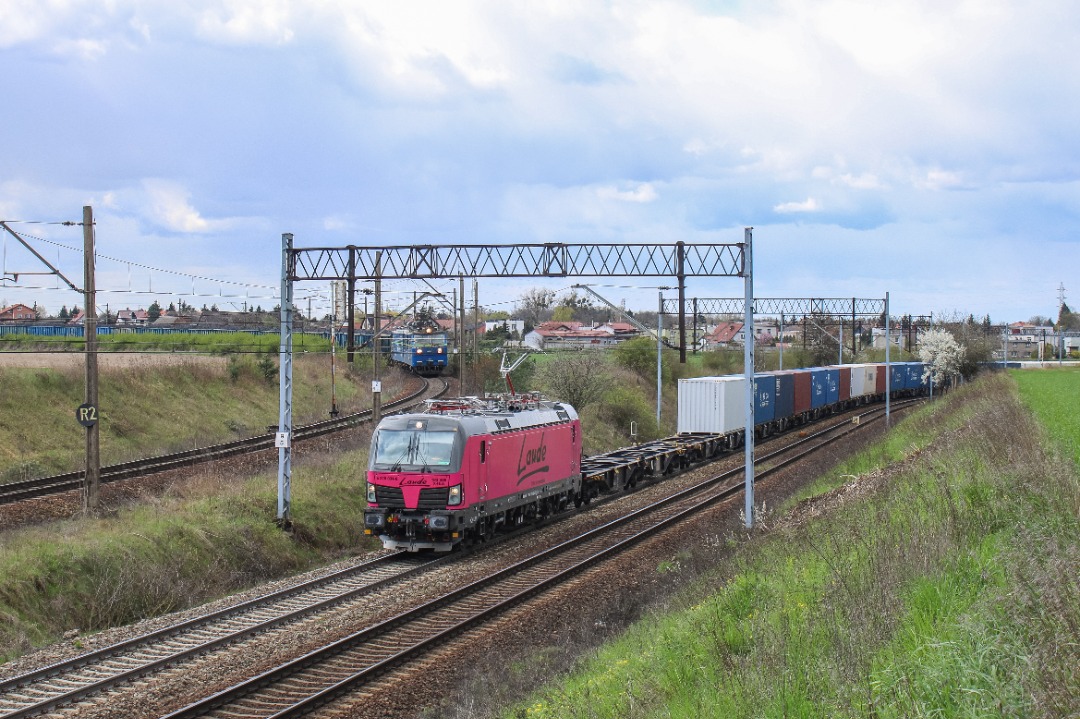 mateu1333 on Train Siding: Laude's Siemens Vectron 193-488 with intermodal train from Rzepin to Małaszewicze, passing Pokrzywno podg. In the background
there is an...