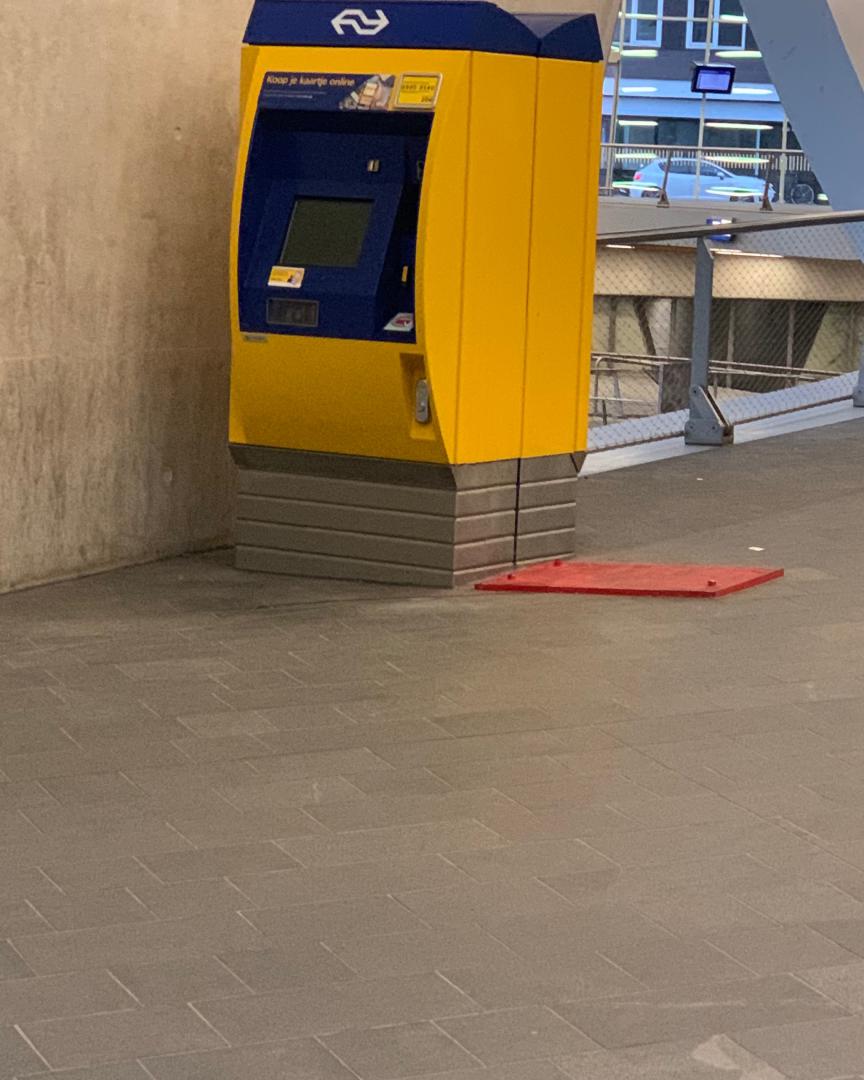 Evi Verbist on Train Siding: De automaat van van regio #VRR/#NRW is verdwenen uit Arnhem. Moet je dan je regionale kaartje 🎟 in het vervolg op je mobieltje
📱 kopen?