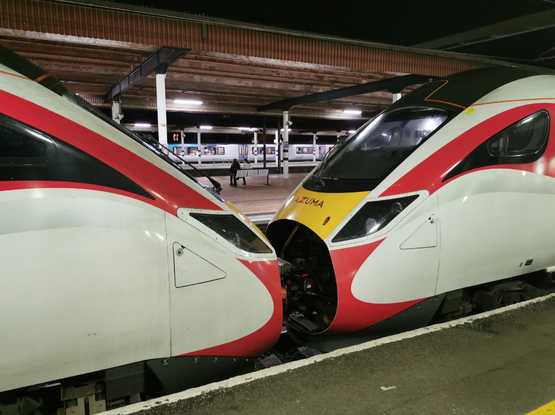 Rail Ale Adventures on Train Siding: LNER Azumas sharing an intimate moment at York on Saturday 6 November. This set preparing to leave with the late running
1802 IY90...