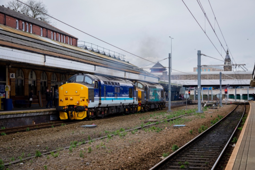 David Mainor on Train Siding: DRS 37425 / 37218 thrashing through Bolton running round the stock of 'The Pennine Wayfarer' railtour as 0Z13. Taken on
March 12th, 2022.