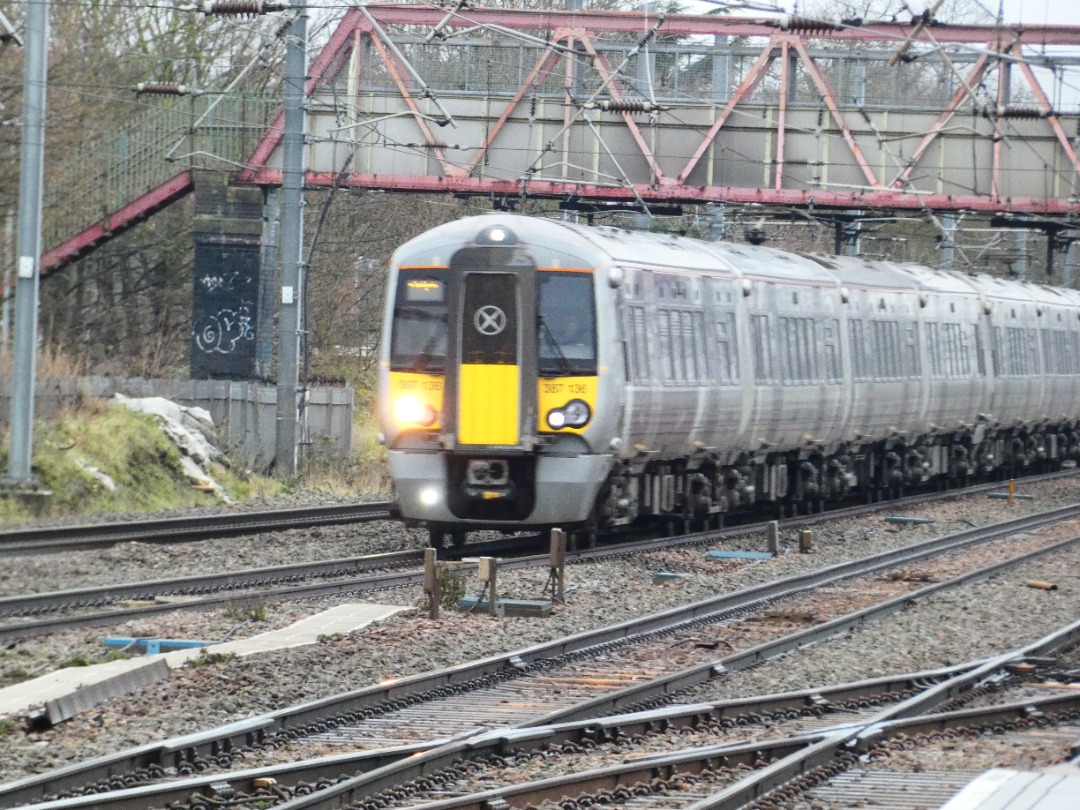 Jacobs Train Videos on Train Siding: A collection of Heathrow Express trains on the fast line at West Ealing station, units numbers are: #387132 , #387138 and
#387136