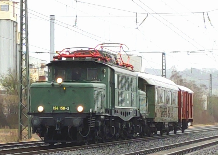 Vadder von Bügelfalten_Fan 110.3 on Train Siding: BR 194 158 - deutsches Krokodil heute Überführungsfahrt bei Heinebach