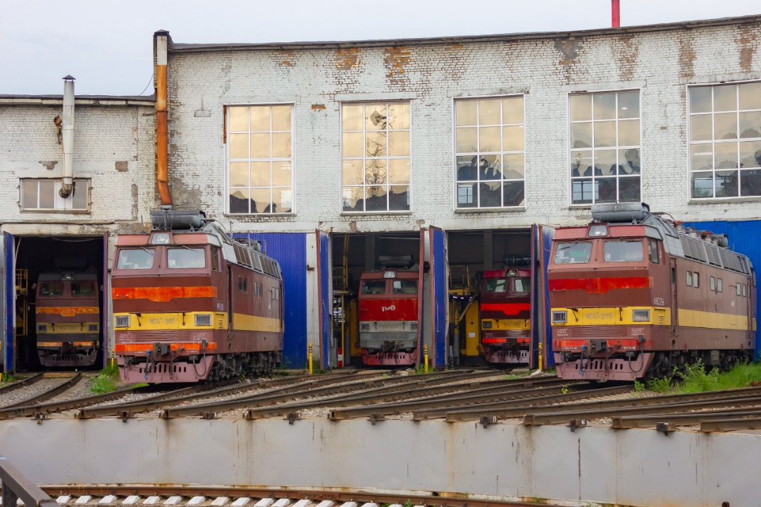 CHS200-011 on Train Siding: Turntable of the Kirov locomotive depot and electric locomotives (from right to left): ChS4T-299, ChS4T-301, ChS4T-400, ChS4T-282,
ChS4T-275