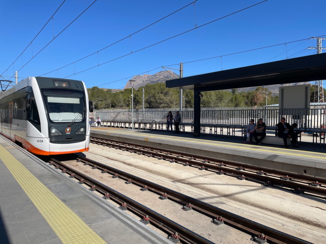 Andrea Worringer on Train Siding: I've just got back from my first ever trip to Spain, so I thought I'd share with you the trams that go from Alicante
to Benidorm.