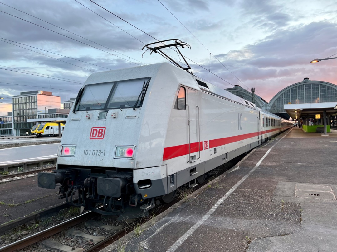 Frank Kleine on Train Siding: 101 013 in the same IC livery painting as their IC wagons this evening in Karlsruhe main station. #trainspotting #train #electric
#ic...
