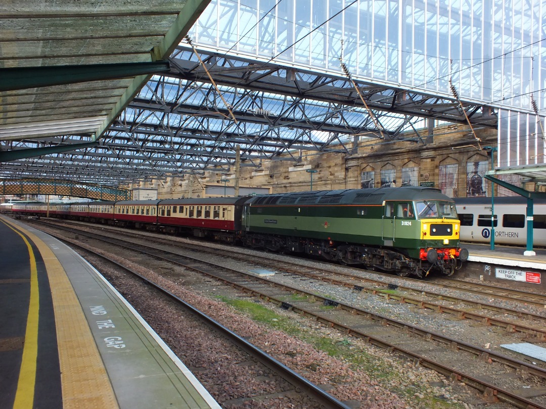 Cumbrian Trainspotter on Train Siding: LSL steam loco #46100 "Royal Scot" and class 47/8 No. #D1924 (#47810) "Crewe Diesel Depot" arriving
into Carlisle yesterday...