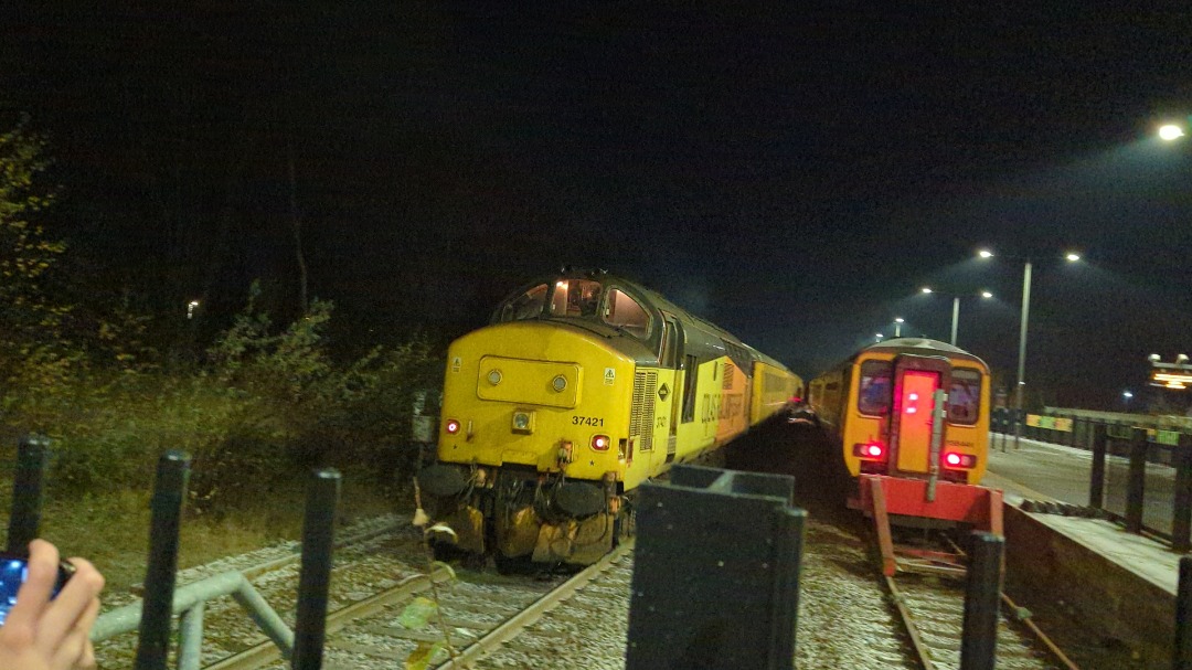 Ben Lock on Train Siding: #trainspotting #train #diesel #class37 #rochdale #station #night #photography 37254-37421 1Q67 1720 York Holgate Siding (Gbrf) to
Wigan North...