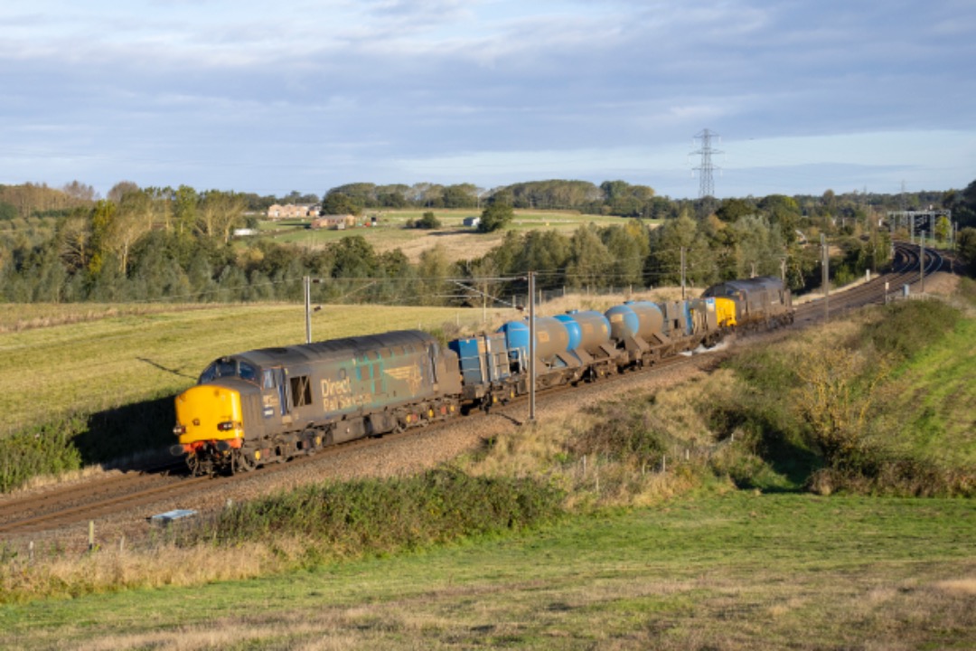 David Mainor on Train Siding: DRS 37059 & 37425 are seen passing Brantham on 3S60 Stowmarket - Stowmarket on October 22nd, 2021.