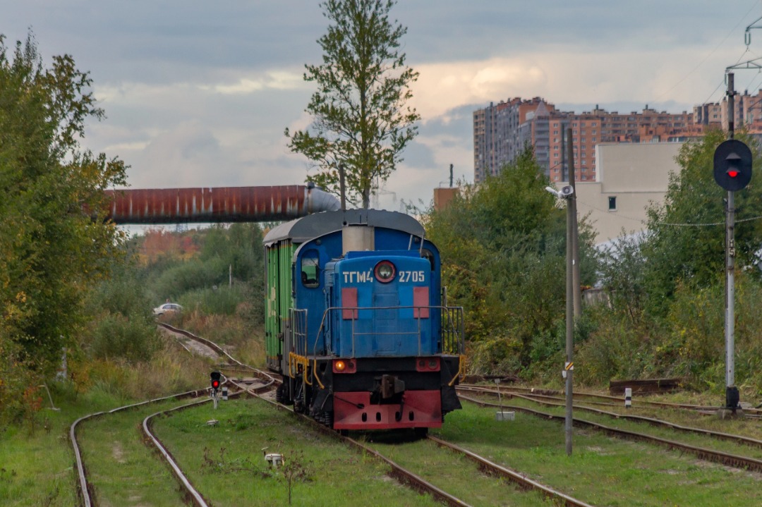 Vladislav on Train Siding: shunting diesel locomotive TGM4A-2705 with a freight car at the Neva station, removed from the cab of another locomotive)