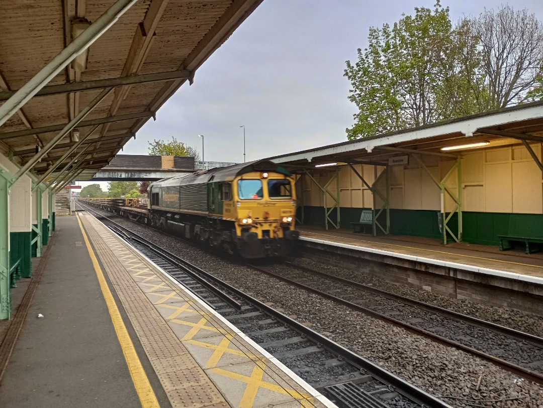 Hardley Distant on Train Siding: CURRENT: 66519 speeds through Beeston Station today with the 6Y77 16:00 Sleaford to Toton North Yard/Down Sidings Low Level
Engineers...