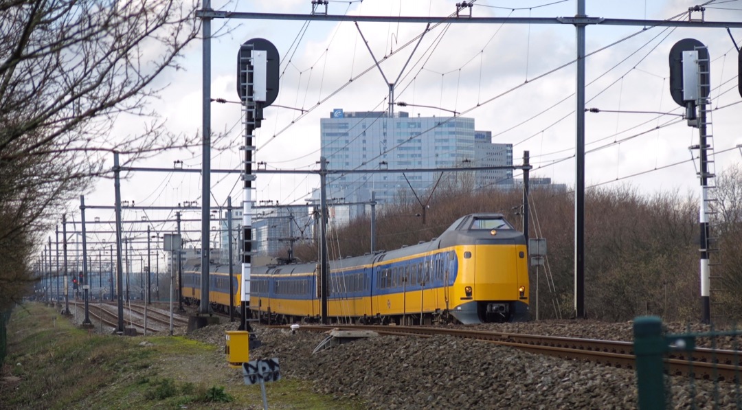 Arnout Uittenbroek on Train Siding: ICM emu's passing upcoming sink hole? As shown in de Grote, Kleine Treinencompetie on TV.