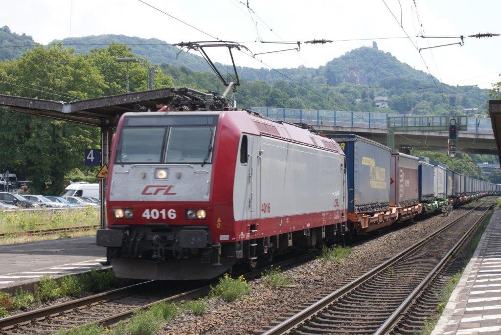 heingold1969 on Train Siding: CFL Loc 4016 komt met een beladen trein vol vrachtwagenopleggers door het station van Königswinter 04-06-2022