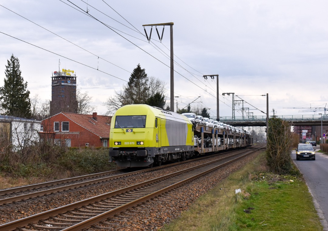 NL Rail on Train Siding: Tijdens een gezellige middag in Leer met @_trainontour_ (Instagram naam) kwamen er 2 opvallende treinen langs de 155 van Press en deze
trein...