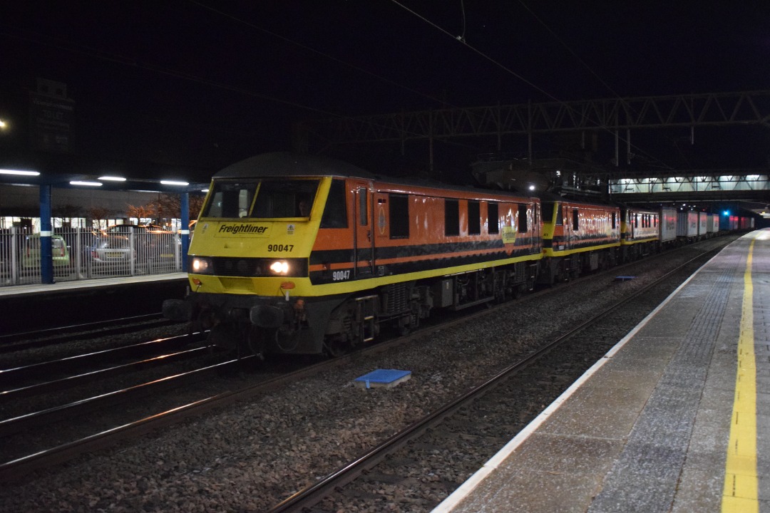 Hardley Distant on Train Siding: CURRENT:90047 (Front), 90041(Middle) and 90015 (Rear) pass through Stafford Station with the 4M87 11:13 Felixstowe North FLT to
Ditton...