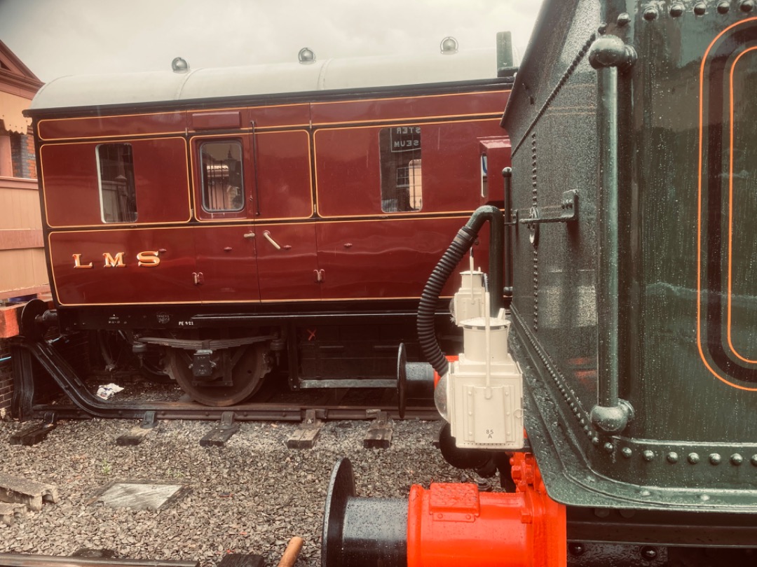 ceinneidigh54 on Train Siding: Quietly patient bits & pieces at SVR Gala this April at Kidderminster. Those lamps are rather heavy! (And paraffin lamps
utterly stink...