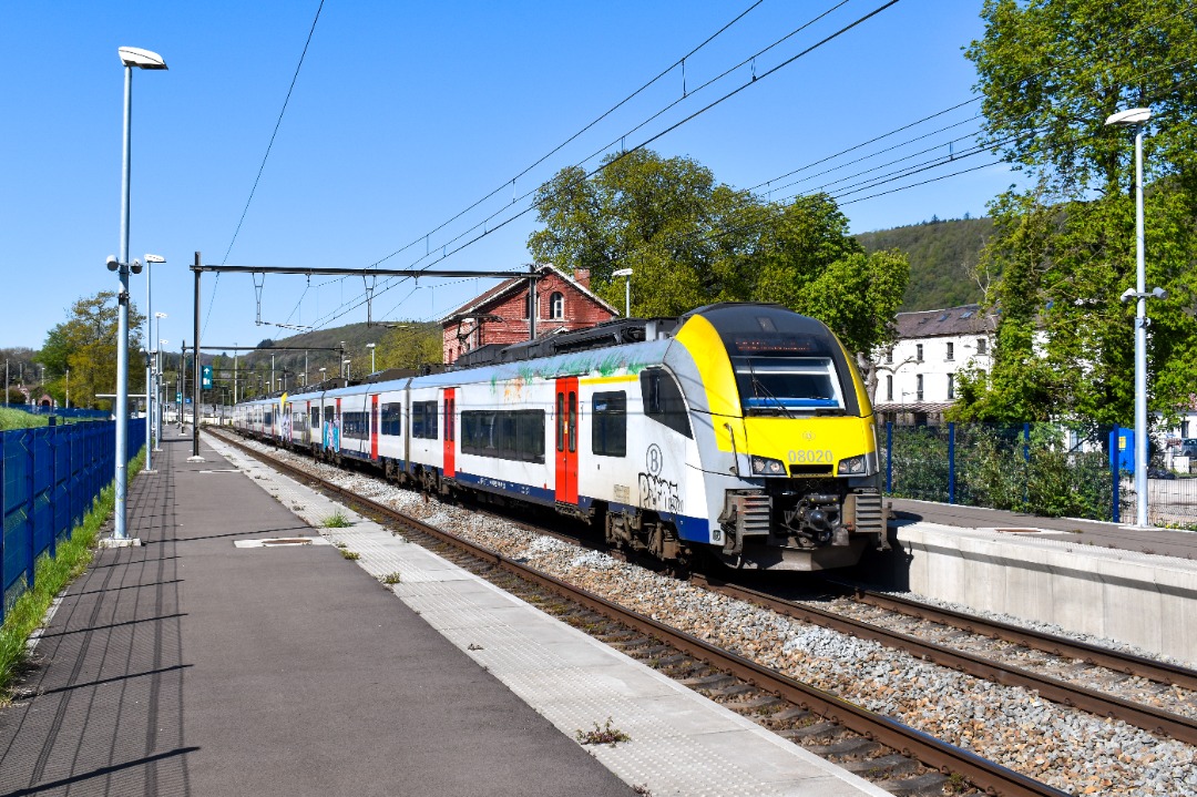 NL Rail on Train Siding: NMBS Desiro stellen 08020 en 08584 vetrekken in station Godinne als IC trein naar Namen en Brussel Airport-Zaventem.