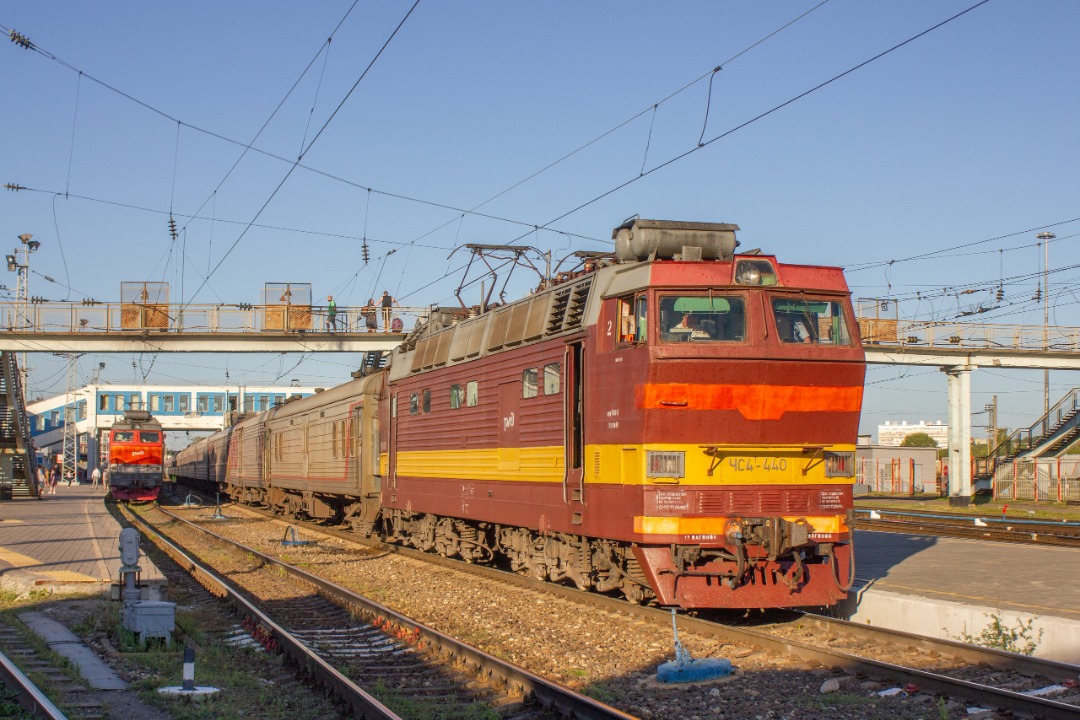 CHS200-011 on Train Siding: Еlectric locomotive ChS4T-440 at the Kirov station with branded train number 1 "Russia" Vladivostok - Moscow.