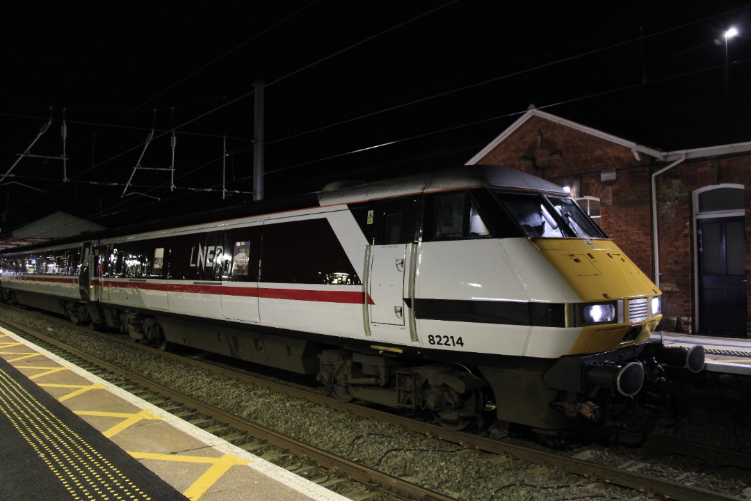 Ady on Train Siding: DVT 82214 getting reading to leave Grantham Station leading Class 91127 on it's way to London Kings Cross