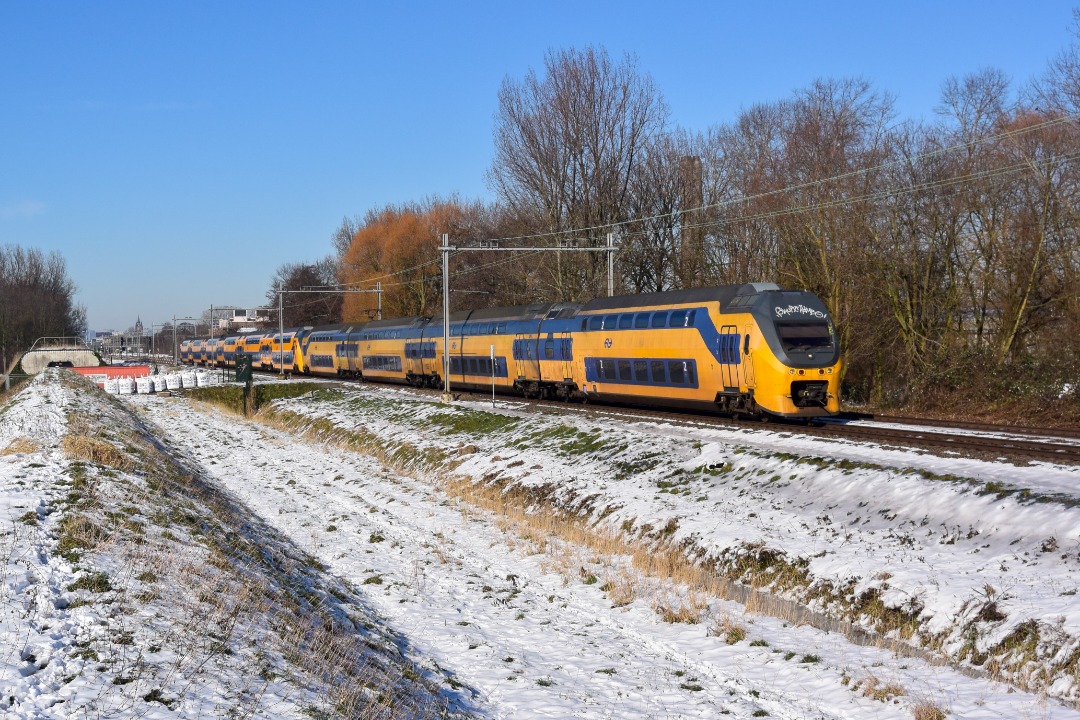 NL Rail on Train Siding: NS VIRM 9522 en NS VIRMm 8646 komen langs de Tanthof in Delft als Intercity richting Roosendaal en Vlissingen.