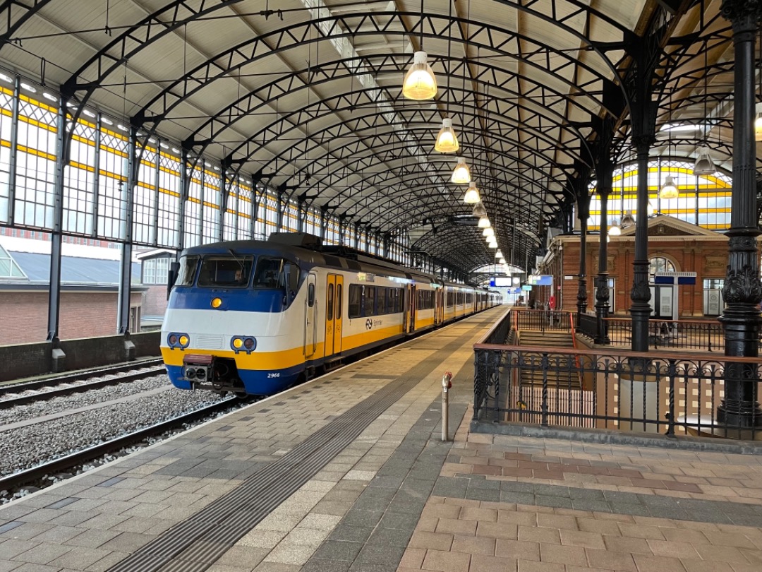 Arnout Uittenbroek on Train Siding: SGM in het sfeervolle station Den Haag HS. Moeilijk te geloven dat deze glimmende treinstellen in december met pensioen
gaan.