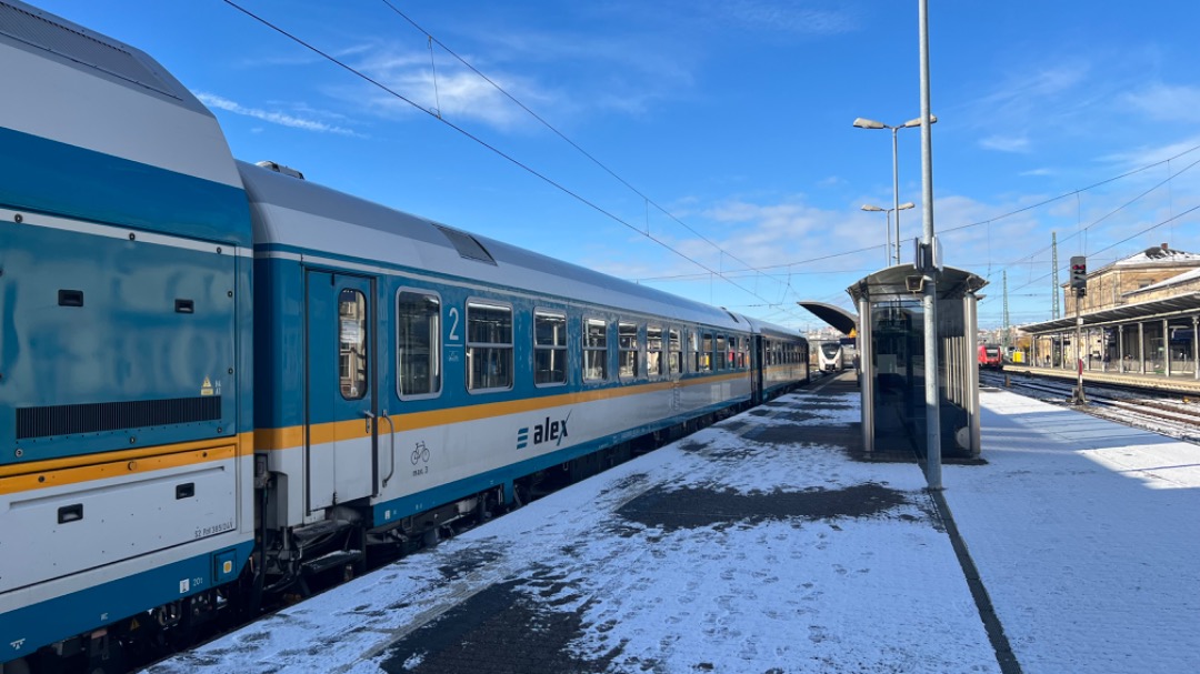 Martin on Train Siding: 🇩🇪 Winterliche Stimmung in Hof. Hier steht der Alex abfahrbereit als RE 2 nach München Hbf über Regensburg. Da die
Strecke von Hof...