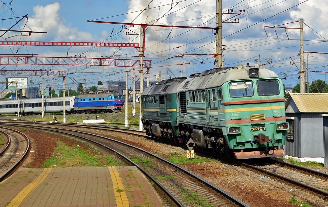 Yurko Slyusar on Train Siding: Diesel locomotive 2M62U-0279 / 0212 at the Vydubych platform in the border of Kyiv-Demiivsky station. Also at the photo you can
see...