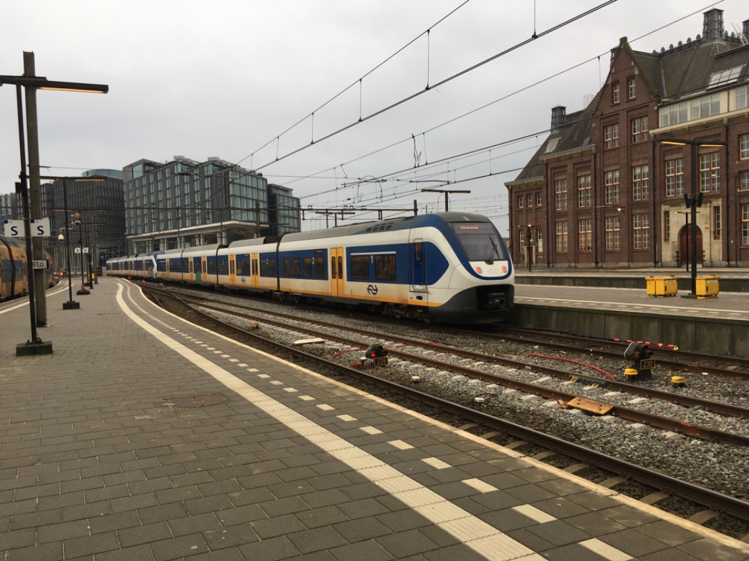 Joran on Train Siding: Ik heb 4 verschillende Nederlandse treinen met grafffiti genomen in Amsterdam Centraal. Bij sommige van die treinen is de graffiti
moeilijk te...