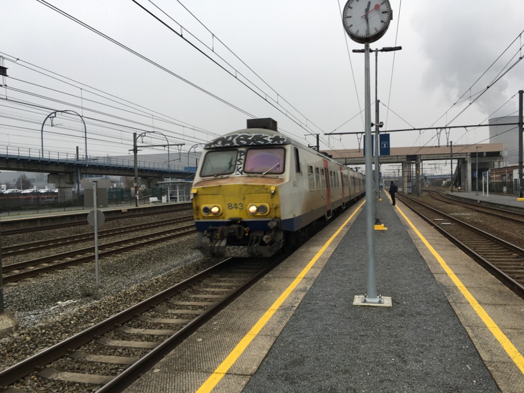 Joran on Train Siding: Ik heb 7 verschillende Belgische treinen genomen die niet stoppen in Vorst Zuid. Sommige van hun hebben zelfs graffiti.