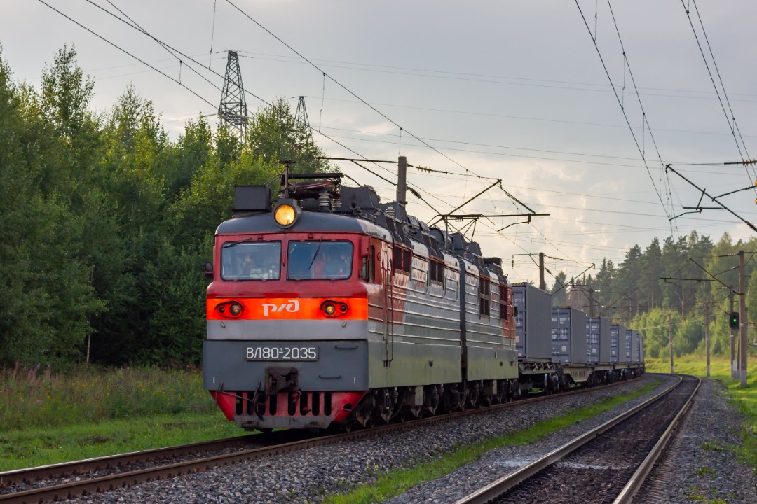 CHS200-011 on Train Siding: electric locomotive VL80T-2035 with a cargo container train follows the Poloy - Bumkombinat section
