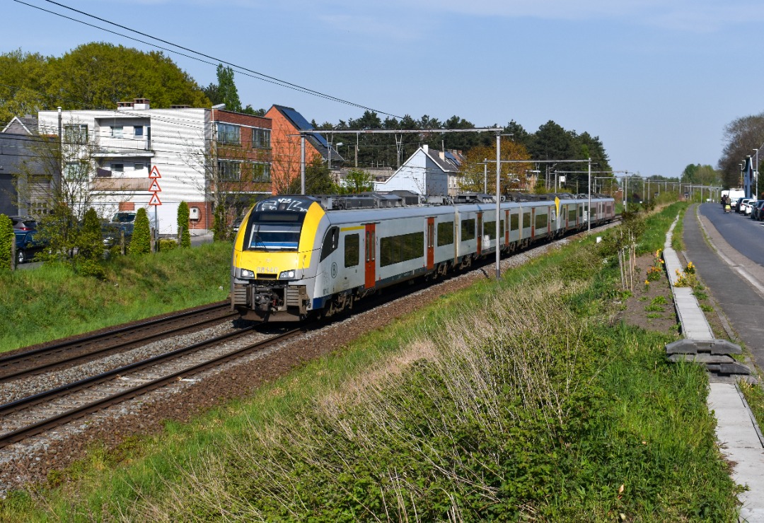 NL Rail on Train Siding: NMBS Desiro 08140 en 08082 komen bijna aan in station Wetteren als L trein naar Gent, Brugge en Zeebrugge-Dorp.