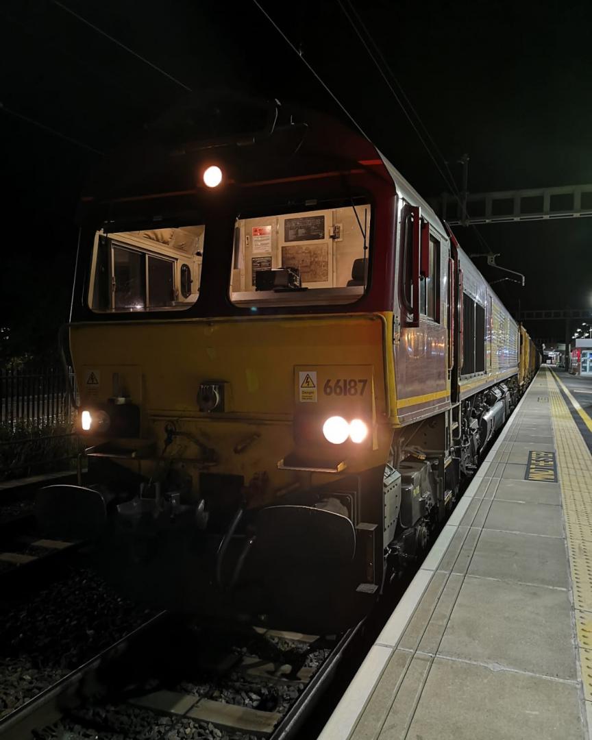 Robin Price on Train Siding: #trainspotting #train #diesel #station 66187 last night at Didcot Parkway working 6A03 Binliner from Severnside Sita to Brentford
and...