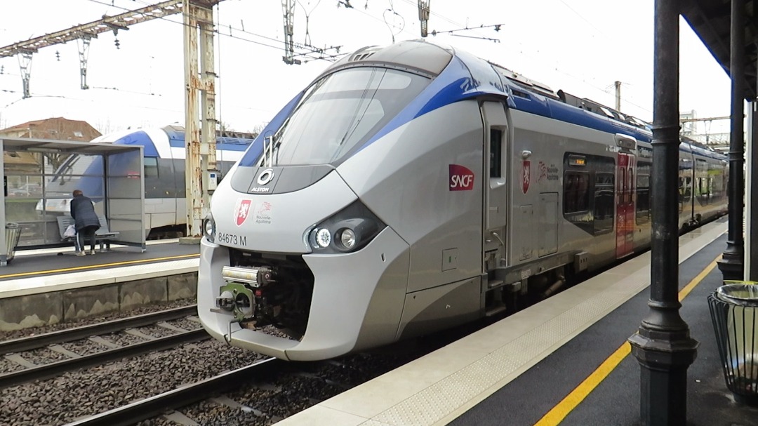 Oriana on Train Siding: Régiolis B81500 et AGC B84500 en gare de Libourne 💜 #trainspotting #train #electric #station