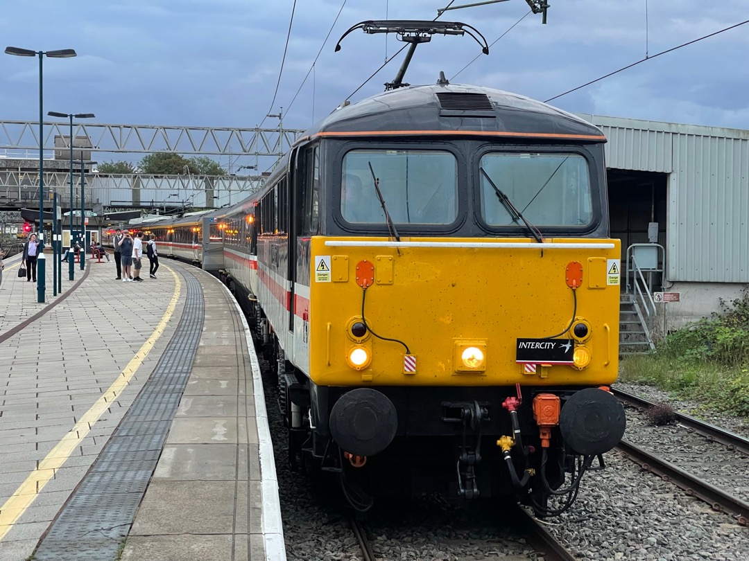 Jonathan Higginson on Train Siding: 87002 Royal Sovereign on a Friday teatime special stopping off at Stafford. Fab run from Euston to Manchester Piccadilly
that evening.