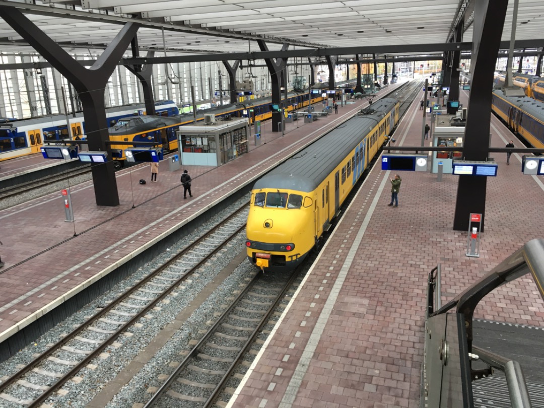 Joran on Train Siding: De Railsafari Miniworld Express Plan V genomen in Rotterdam Centraal. Na een tijdje ging die naar de Rotterdamse remise bij Rotterdam
Centraal.
