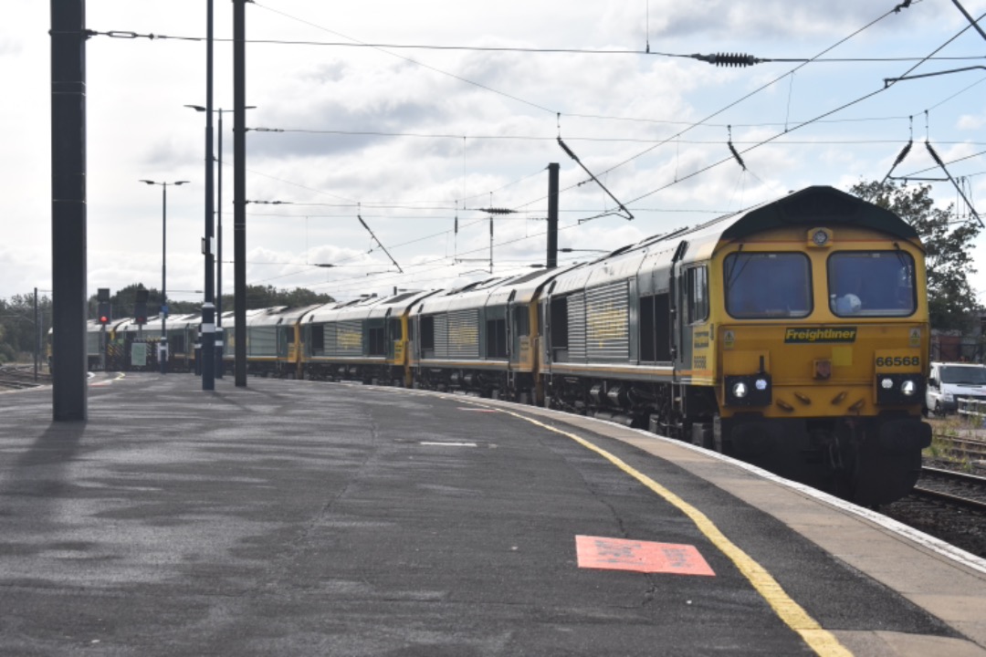 George Stephens on Train Siding: Freightliner 66568 + 66555 + 66559 + 66572 + 66541 + 66553 seen passing Darlington platform 4 working 0E68 Leeds Balm Road Loco
- Tyne...