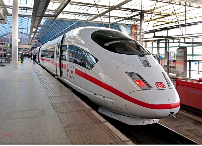 Paul Seath on Train Siding: Deutsche Bahn ICE 3 at St. Pancras International to promote proposed Direct route to Germany in 2010 #DB #ICE3 #trainspotting
#history...