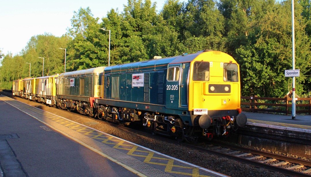 Jamie Armstrong on Train Siding: BR Blue livery 20205 & BR Green 20007 working 6X20 Romford Electrical Engineer's Sidings to Derby RTC They hauled
Schweerbau High...
