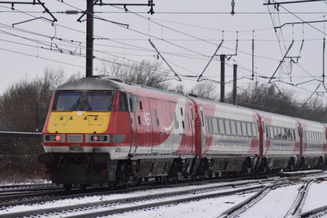 George Stephens on Train Siding: 91107 + BN12 + 82212 powering through a snowy Darlington working 5Z09 121 minutes late Bounds Green - Neville Hill via
Newcastle so...