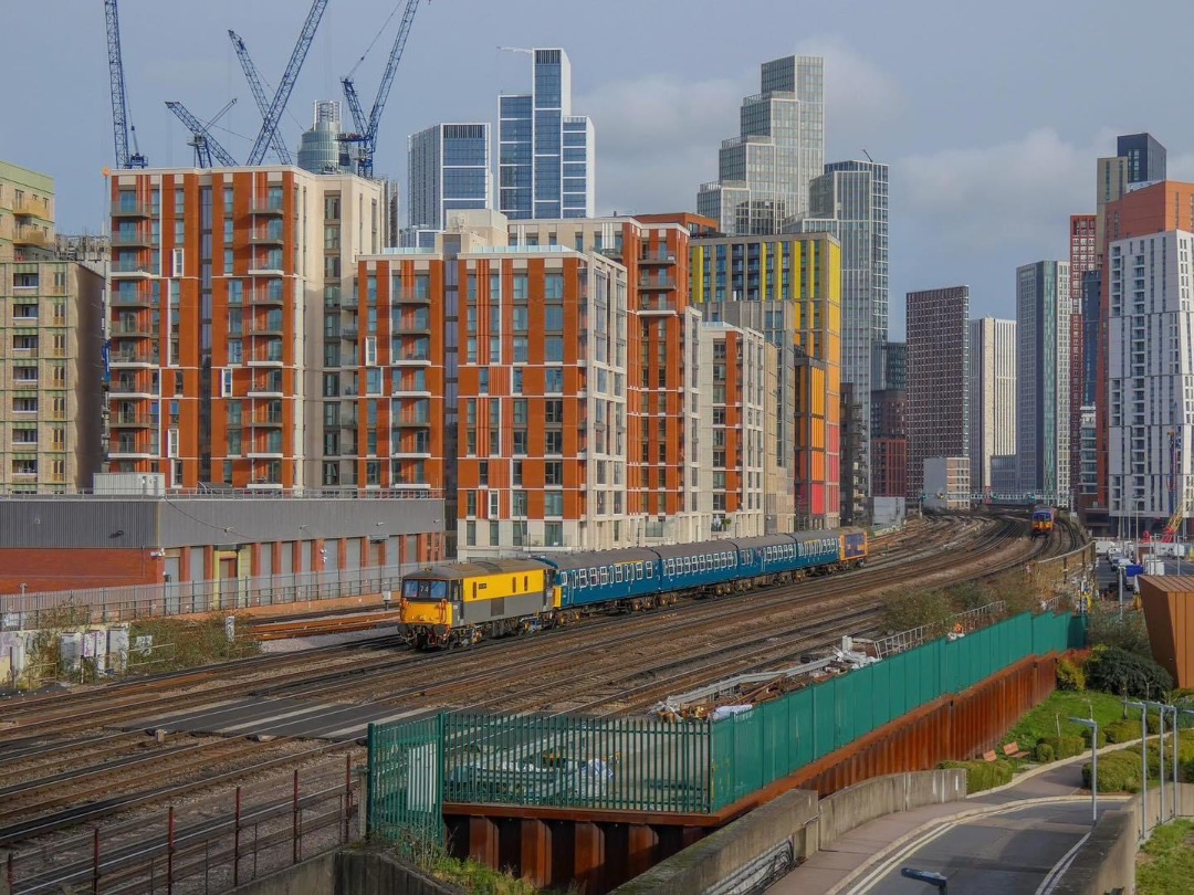 Inter City Railway Society on Train Siding: Class 73119, 423417, 73109 are seen at Nine Elms Junction on the approach to Queenstown Road (Battersea) working
5Z74...