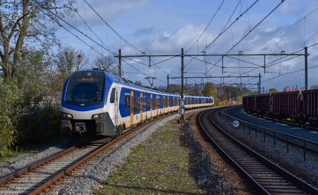 NL Rail on Train Siding: NS Flirts 2504 en 2518 komen aan in station Oss als sprinter 6645 onderweg vanuit Nijmegen naar Dordrecht.