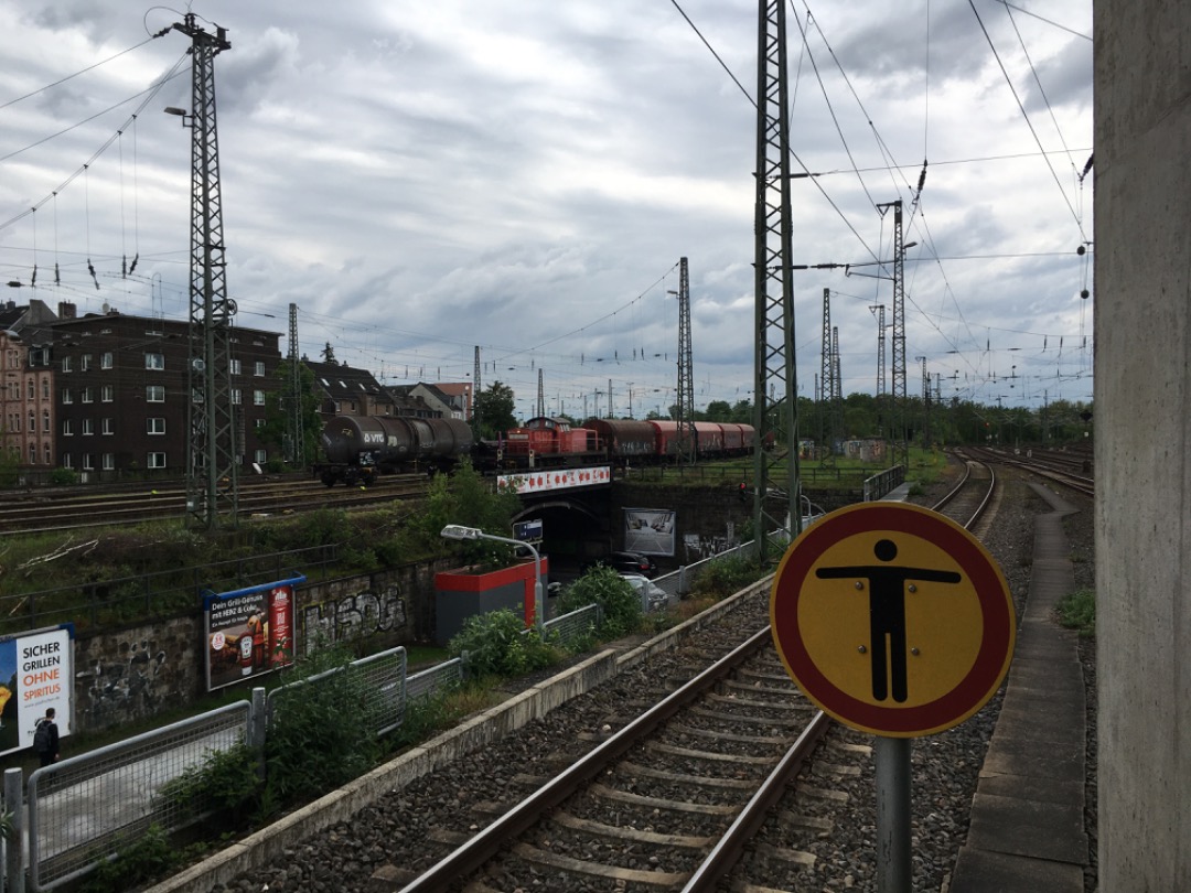 Joran on Train Siding: Een locomotief werd gekoppeld aan goederenwagons en wordt een goederentrein genomen in Koln - Mulheim.
