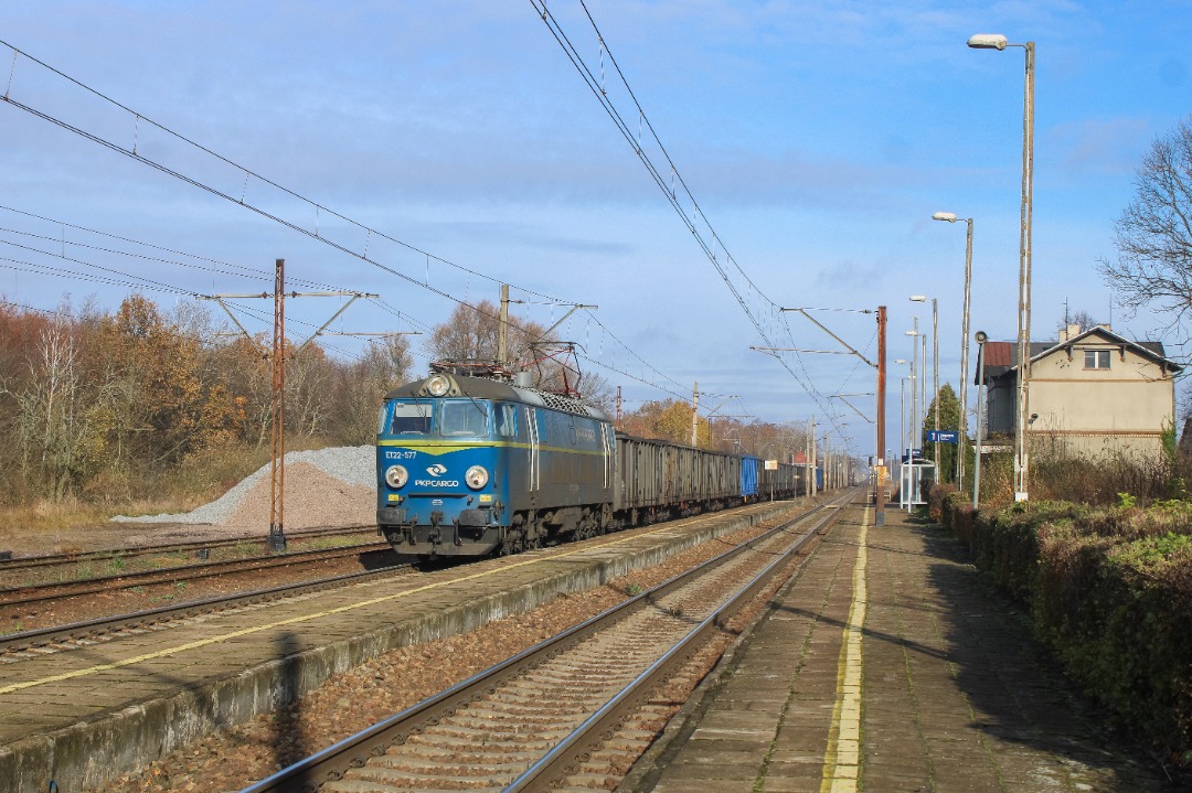 mateu1333 on Train Siding: PaFaWag ET22-577 with freight train passing Biniew towards Ostrów Wielkopolski. The station will soon undergo a major
renovation.